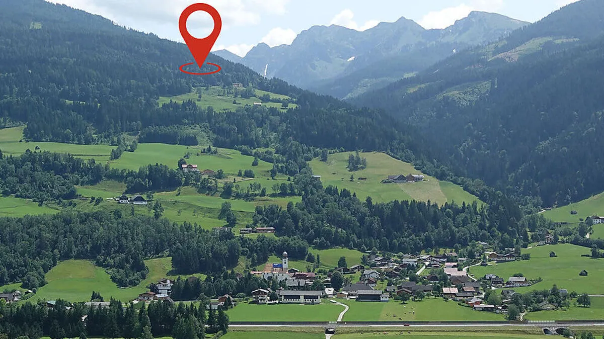 An der markierten Stelle im Wald hoch über Oberhaus sollen die Häuser errichtet werden