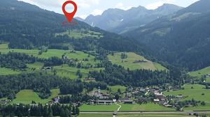 An der markierten Stelle im Wald hoch über Oberhaus sollen die Häuser errichtet werden