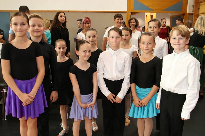 In der Mehrzweckhalle von Ligist stellten sich über 50 Tanzpaare, darunter auch Gäste aus Ungarn und mehreren österreichischen Bundesländern, den Juroren. Mit dabei waren auch 14 Paare der drei heimischen Clubs Eleganza Köflach, TSC Burghof Voitsberg und dem Veranstalterclub TSC Raiffeisenbank Ligist.
