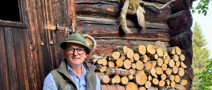 Bernhard Hammer mit seiner Jagdhündin Chaya vom Lobmingtal, einer Magyar Vizsla-Dame, und dem von ihm verfassten Fachbuch