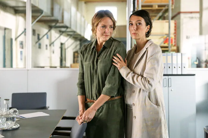 ... Worum geht's in Folge Nummer eins: Maria Bucher (Ursula Strauss) trauert hier mit ihrer Schwester Edith (Patricia Aulitzky) um Tochter Rosa (Zoë Straub). Sie starb bei einem Autounfall ...