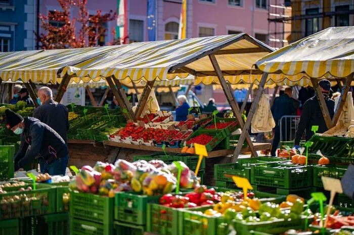Der Wochenmarkt am Völkermarkter Hauptplatz findet jeden Mittwoch von 8 bis 13 Uhr statt. Über 20 Fieranten bieten ihre bäuerlichen Produkte und vieles mehr an