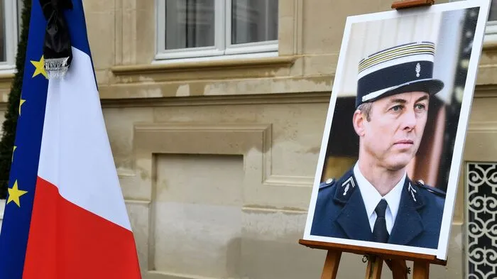 Mit einer nationalen Gedenkfeier hat Frankreich den bei einem Terroranschlag getöteten Polizisten Arnaud Beltrame geehrt.