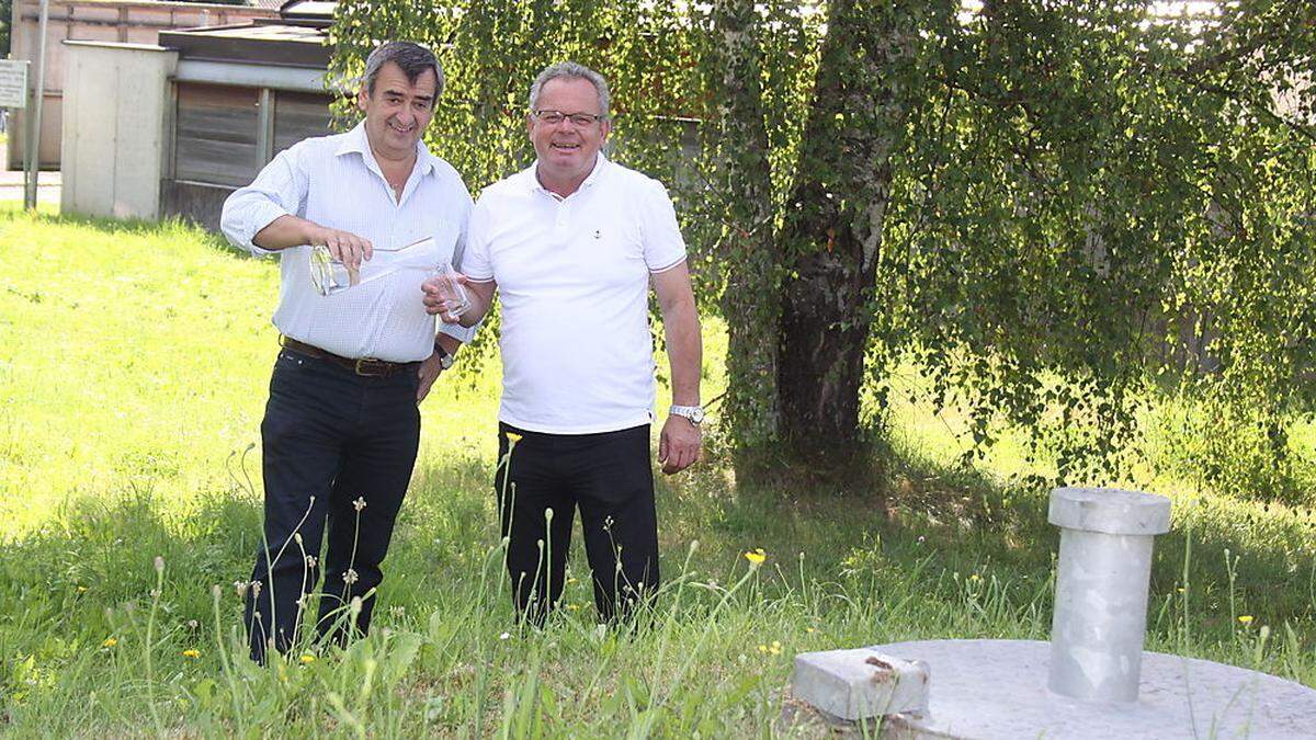 Karl Funder schenkt Bürgermeister Klaus Köchl ein - reinstes Trinkwasser