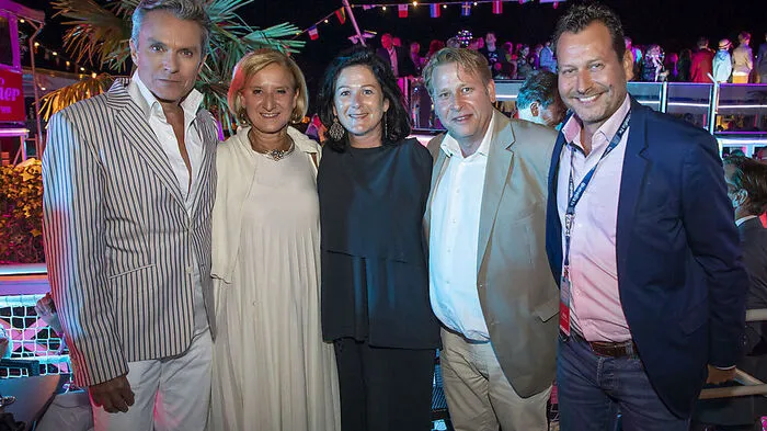Bestens gelaunt: Moderator Alfons Haider, Niederösterreichs Landeshauptfrau Johanna Mikl-Leitner, Gutsbesitzerin Andrea Fürst, Interspot-Chef Nils Klingohr und ORF 2 Channel Manager Alexander Hofer