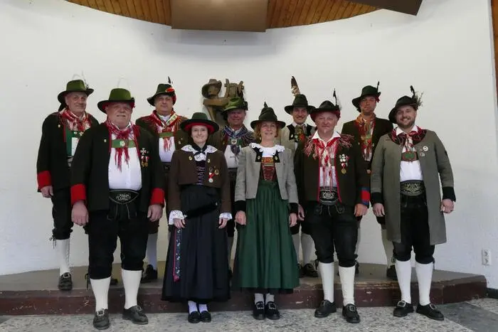 Der Vorstand des Musikbezirks Iseltal (von links): Obmann-Stv. Alois Kirchmair (MK Prägraten), Obmann Andreas Berger (MK Prägraten), Schriftführer und Chronist Werner Raneburger (MK Matrei), Kassierin Anita Riepler (MK Huben), Kapellmeister-Stv. Sebastian Warscher (MK Huben), EDV-Administratorin Cäcilia Payr (TMK Kals), Jugendreferent Stefan Huter (TMK Kals), Kapellmeister Martin Wibmer (MK St. Johann), Jugendreferent-Stv. Manuel Wibmer (MK Matrei) und Stabführer Andreas Ladstätter (MK St. Jakob)