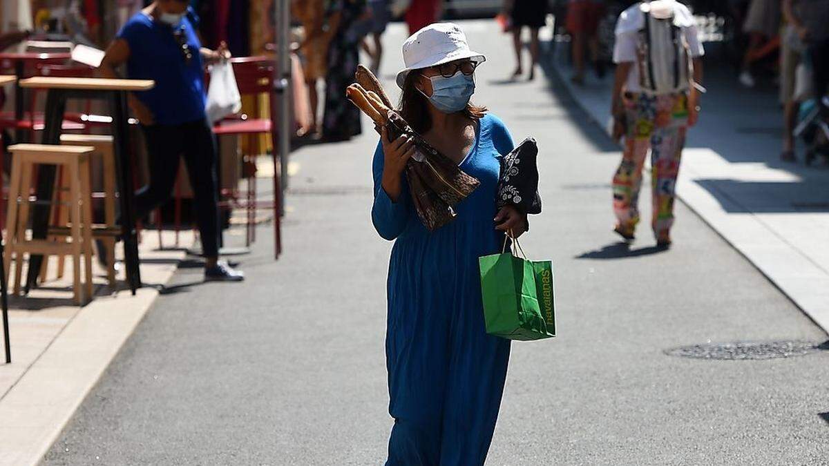 Einige Städte - etwa in der Bretagne - hatten bereits eigenmächtig zuvor eine Maskenpflicht an der frischen Luft eingeführt.