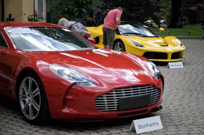 Zu haben waren unter anderem sieben Ferraris, fünf Bentleys, drei Lamborghinis sowie je ein Maserati und McLaren.