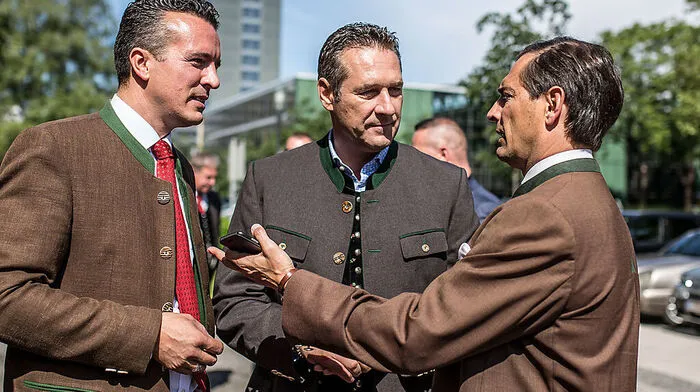 Vor dem Konzerthaus begrüßen Ragger und Darmann Bundesparteichef Heinz-Christian Strache