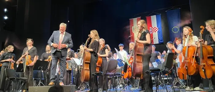 Schülerinnen und Schüler der Musikschule St. Stefan im Rosental mit ihrem Direktor Karl Pfeiler bei einem Auftritt in Zagreb