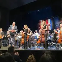 Schülerinnen und Schüler der Musikschule St. Stefan im Rosental mit ihrem Direktor Karl Pfeiler bei einem Auftritt in Zagreb