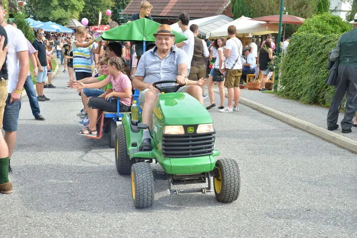 Kirtagstandln, Musikkapellen und ein Kinderprogramm erwarten die Besucher, 