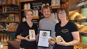 Angelika und Thomas Matitz mit Mitarbeiterin Monika Guggenberger und ihren neuen Kräckern Panealpi