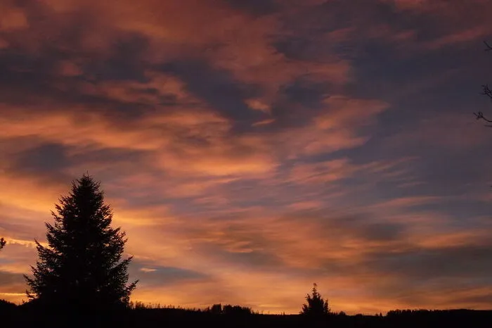 Diesen wunderschönen Sonnenuntergang vom Höllberg bei Ligist fing Leserreporter Ernst Gressenberger für uns mit der Kamera ein