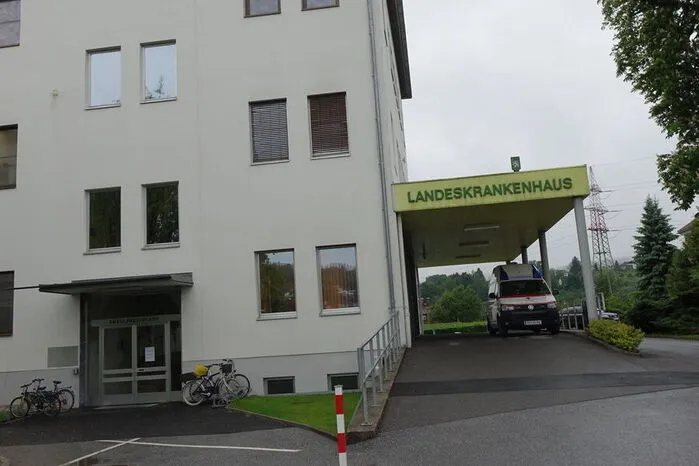 Top 8: Im Sommer sei es im LKH Weststeiermark in Voitsberg viel zu heiß, im Winter zu kalt. Nach Umbau des oberen Trakts sorgt das für Kritik. LKH und Kages: Problem bekannt, Sanierung voll im Gange.