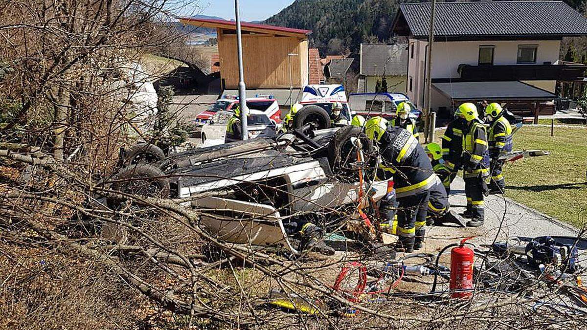 Zwei Verletzte forderte ein Verkehrsunfall in Bogenfeld. Die Feuerwehr war mit 35 Mann im Einsatz