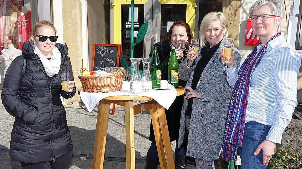 Maria Loidl (rechts) lud am Freitag in Hartberg zur Verkostung des prämierten Apfelsaftes
