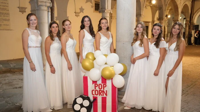 Das Ballkomitee ist rein weiblich: Valentina Schantl, Sophia Fritz, Bettina Kereces, Hannah Hofer, Katharina Solero, Emely Seidl, Adina Lackner und Melina Klammer kümmern sich um eine perfekte Organisation.