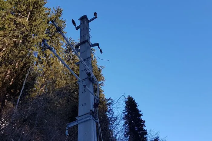 Mehrere Kilometer Fahrleitung und Spitzenleitung sind kaputt.