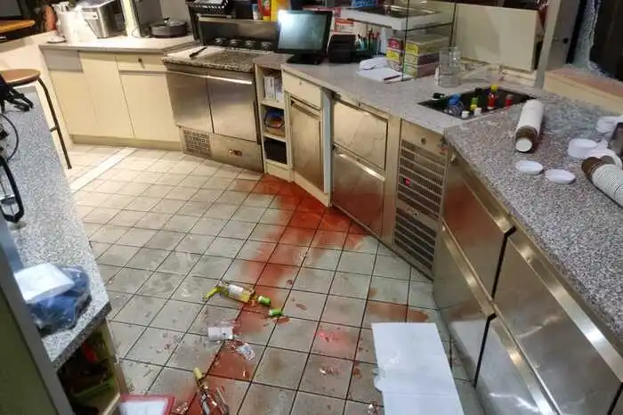 Die Einbrecher stiegen nicht ein, sondern fischten mehrere Flaschen mit alkoholischen Getränken aus dem Kiosk heraus – und zerstörten dabei auch einige