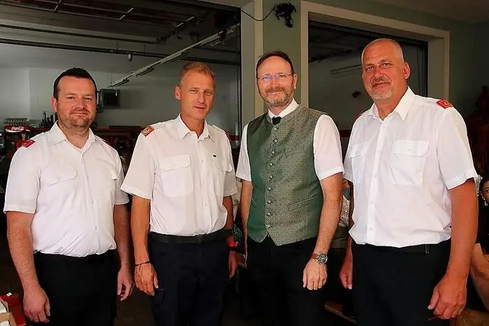 Auch Kainachs Bürgermeister Bernd Gratzer (3.v.l.), Bärnbachs Vizebürgermeisterin Christine Holler-Wind und Landesbranddirektorstellvertreter Christian Leitgeb (2.v.l.) ließen sich das fröhliche Fest nicht entgehen.