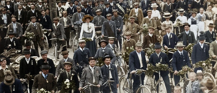 Viele Damen und Herren auf einem Rad