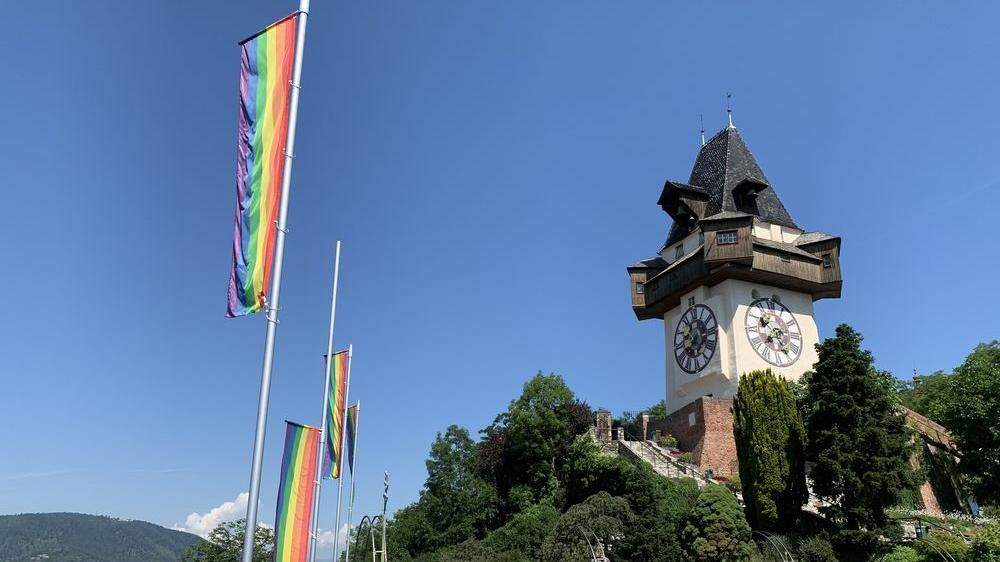 Zum ersten Mal wehen unter dem Uhrturm erstmals Regenbogenflaggen