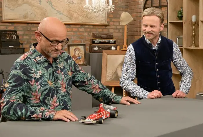 servus tv, bares für rares österreich, moderator willi gabalier (re.) mit antiquitäten experte mario hämmerle