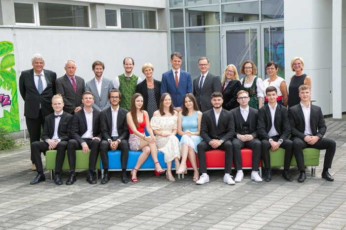 Die Klasse 8dk des B(R)G Leibnitz: Guter Erfolg: Daniel Božić und Anna-Maria Svraka. Bestanden: Martin Gabor Halasi, Mike Jesernik, Jovana Maksimović und Yara Tüchler.