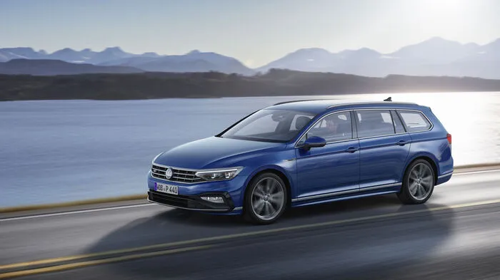 Im Frühjahr wird der Passat die Produktionsschallmauer von 30 Millionen Exemplaren durchbrechen. Ein guter Zeitpunkt also, das weltweit erfolgreichste Mittelklasse-Modell, das ab Juli bestellbar ist, für den feierlichen Anlass ein Facelift zu spendieren.