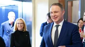 ABD0058_20250228 - WIEN - ÖSTERREICH: v.l. Doris Bures (SPÖ) und Andreas Babler (SPÖ) im Rahmen der SPÖ Gremien nach der Einigung und Präsentation des Regierungsprogrammes, am Freitag, 28. Februar 2025, in Wien. - FOTO: APA/MAX SLOVENCIK