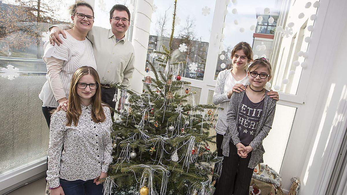 Beate, Victoria, Robert, Cora und Larissa Pucher (von links) freuen sich auf den Heiligen Abend