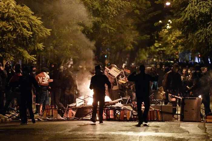 Als sich die Protestierenden immer weiter näherten, setzten die Beamten Tränengas und Blendgranaten ein.