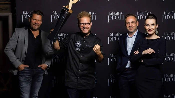 Die Sieger des Falstaff Young Talentc Cup 2020: 1. Platz Patisserie: Mike Süsser (TV-Star &amp; Moderator), David Gombert (Caschu-Alp in Stoos in der Schweiz), Heimo Jessenko (Geschäftsleitung Falstaff Profi), Alexandra Gorsche (Herausgeberin &amp; Geschäftsführerin Falstaff Profi)