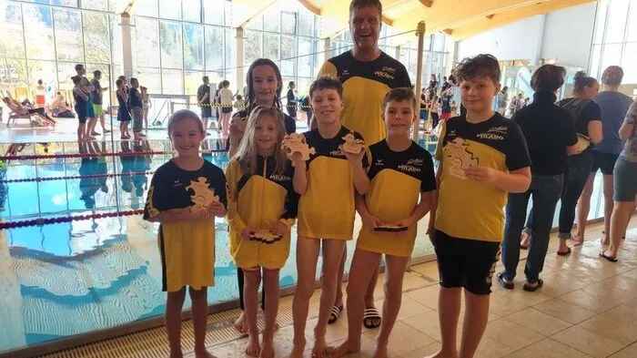Vertreter der Schwimmunion Osttirol bei der 1. Runde des ASVÖ-KIDS SWIM CUP in Leutasch. v.li: Julia Salcher, Valeria Wurnitsch (vorne), Linda Beiten (hinten), Jonas Gomille, Trainer Pepi Mair, Lorenz Gomille und Nicolas Stemberger 