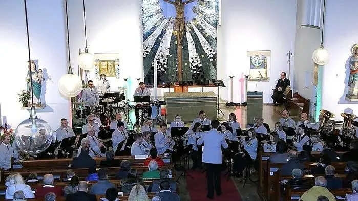 Bestens besucht war das Adventkonzert der Glasfabriks- und Stadtkapelle Bärnbach in der von Friedensreich Hundertwasser gestalteten Stadtpfarrkirche.