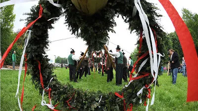 Sujetbild Maibaumaufstellen