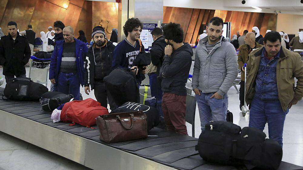 Wartende am Flughafen Bagdad
