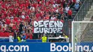 Fussball, Herren, Saison 2023/24, Euro 2024 Gruppe D 2. Spieltag in Berlin, Polen - Österreich, Fans von Österreich mit Transparent: Defend Europe, 21.06. 2024, *** Football, Men, Season 2023 24, Euro 2024 Group D 2 Matchday in Berlin, Poland Austria, Fans of Austria with banner Defend Europe, 21 06 2024, Copyright: xSebastianxRäppold/MatthiasxKochx