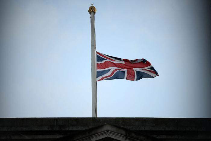 Am Buckingham Palast weht die Fahne auf Halbmast