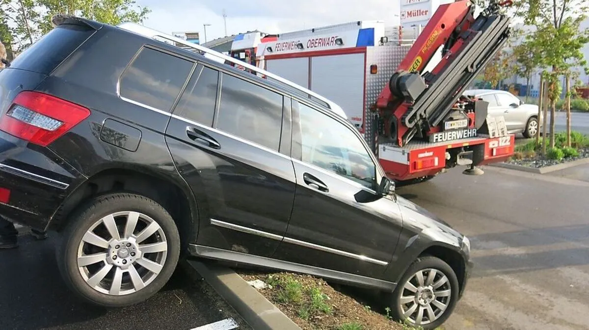 Das Auto blieb auf der Böschung hängen