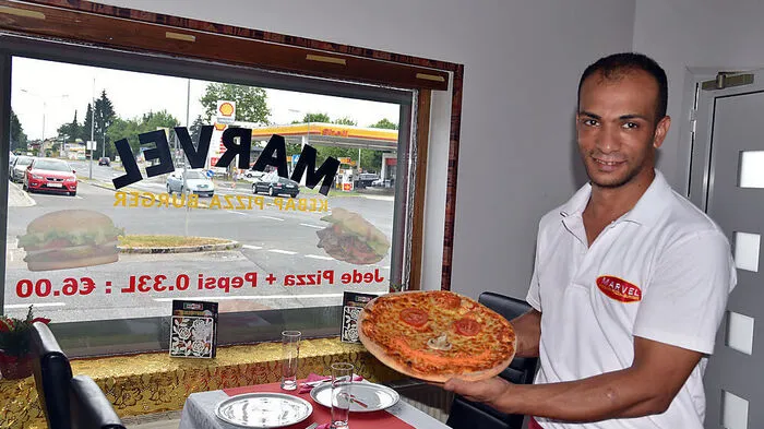 Medhat Gerges bietet in Klagenfurt-Welzenegg Pizza, Burger und Kebab an, zum Abholen, auch nach Vorbestellung 