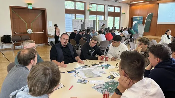 Jakob Matschenko (KPÖ) im Austausch über Mobiliät.
