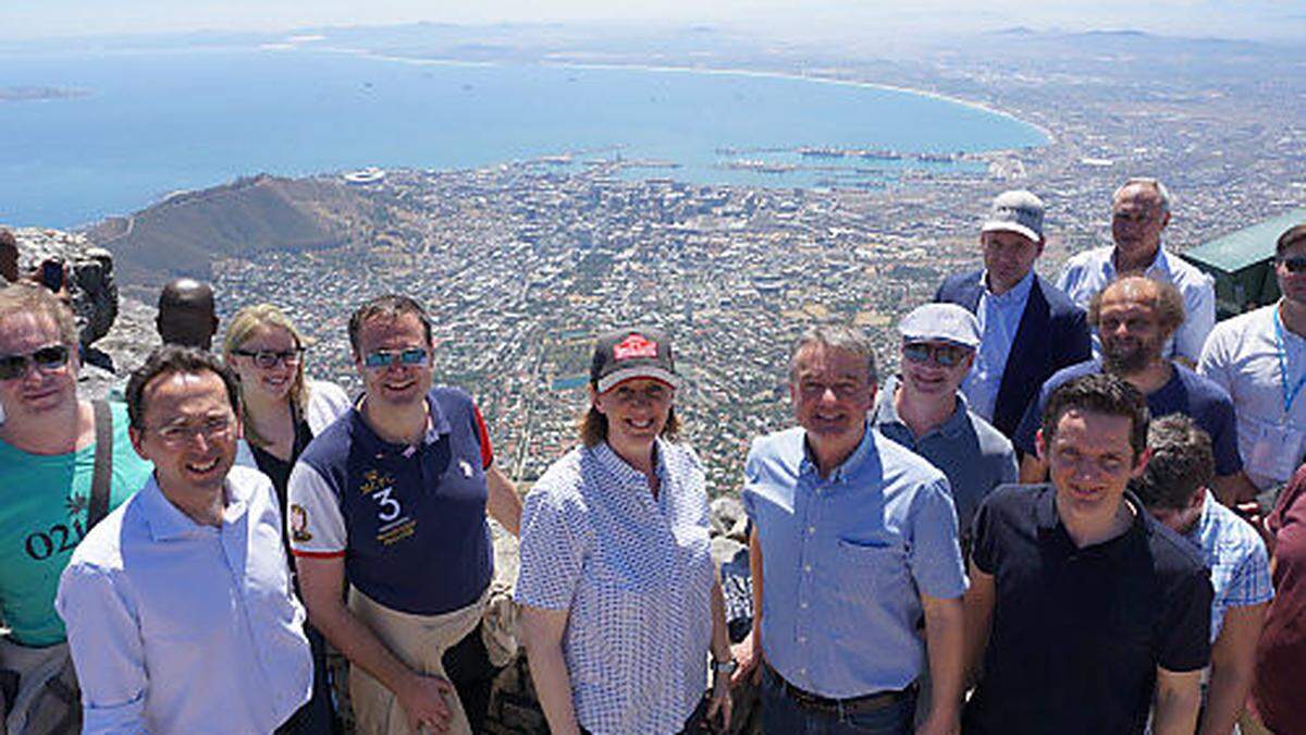 Tafelberg- Runde: Bernhard Puttinger (Green-Tech-Cluster), Christoph Ludwig (Steirische Wirtschaftsförderung SFG) und Landesrätin Barbara Eibinger-Miedl (vorne von links) wollen mit einer hoch- karätigen Wirtschaftsdelegation Türöffner für Afrikas Märkte sein