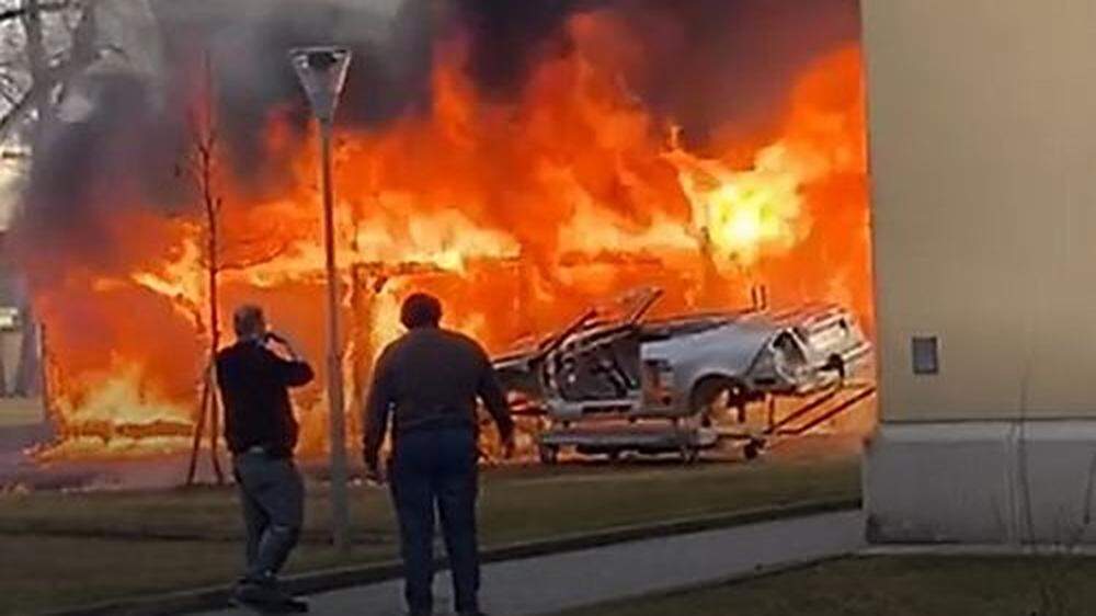 Lichterloh brannten 25 Container, fünf Autos und die Schulfassade wurden beschädigt