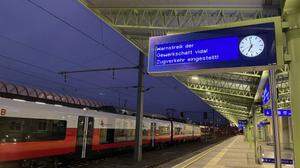 Leere Bahnsteige in Klagenfurt am Montag