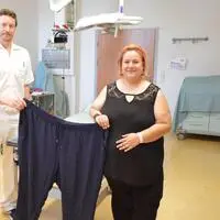 Claudia Rosegger mit Chirurg Walter Rumpf und ihrer alten Hose