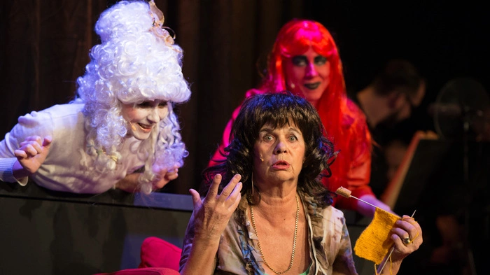 Margit Däubler in „Dicke Luft“: "Er hot daham die Hosn on, oba sie sogt ihm welche."