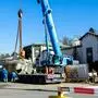 Kran hebt Tunnelbohrer heraus bei der Baustelle in der Hilmteichstraße