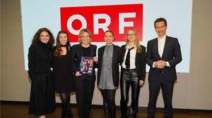 Vier „Biester“ und zwei Chefs: Anja Pichler, Sanni Schneider, ORF-Programmdirektorin Stefanie Groiss-Horowitz, Mara Romei, Theresa Riess und ORF-Generaldirektor Roland Weißmann. 